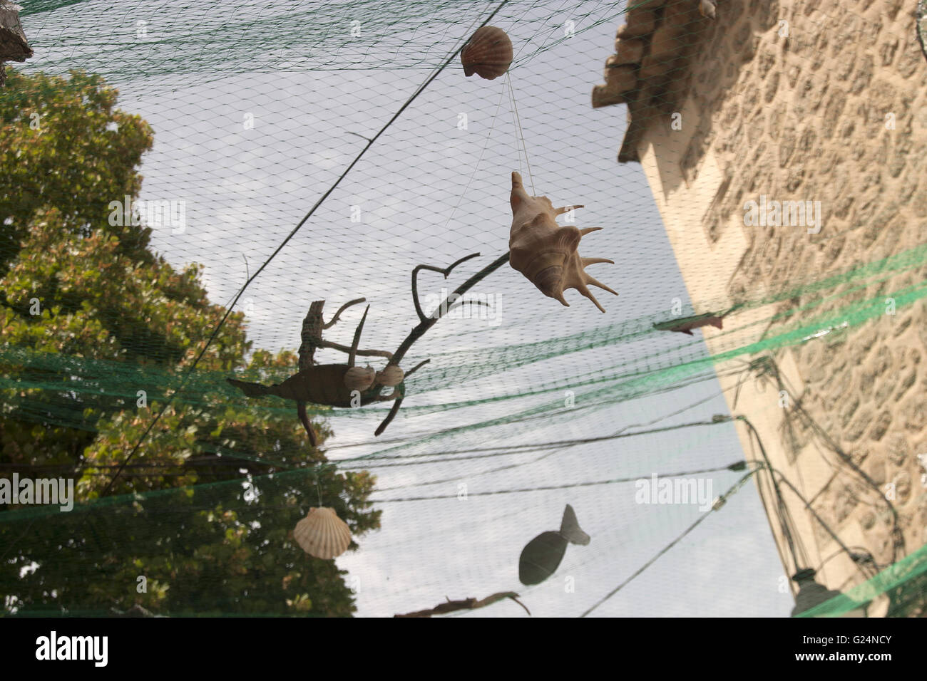 ein schönes Weitwinkel-Bild von Fischnetz Dekoration mit Muscheln in Palma De Mallorca, Spanien, Strand, Sommer, Tourismus Stockfoto