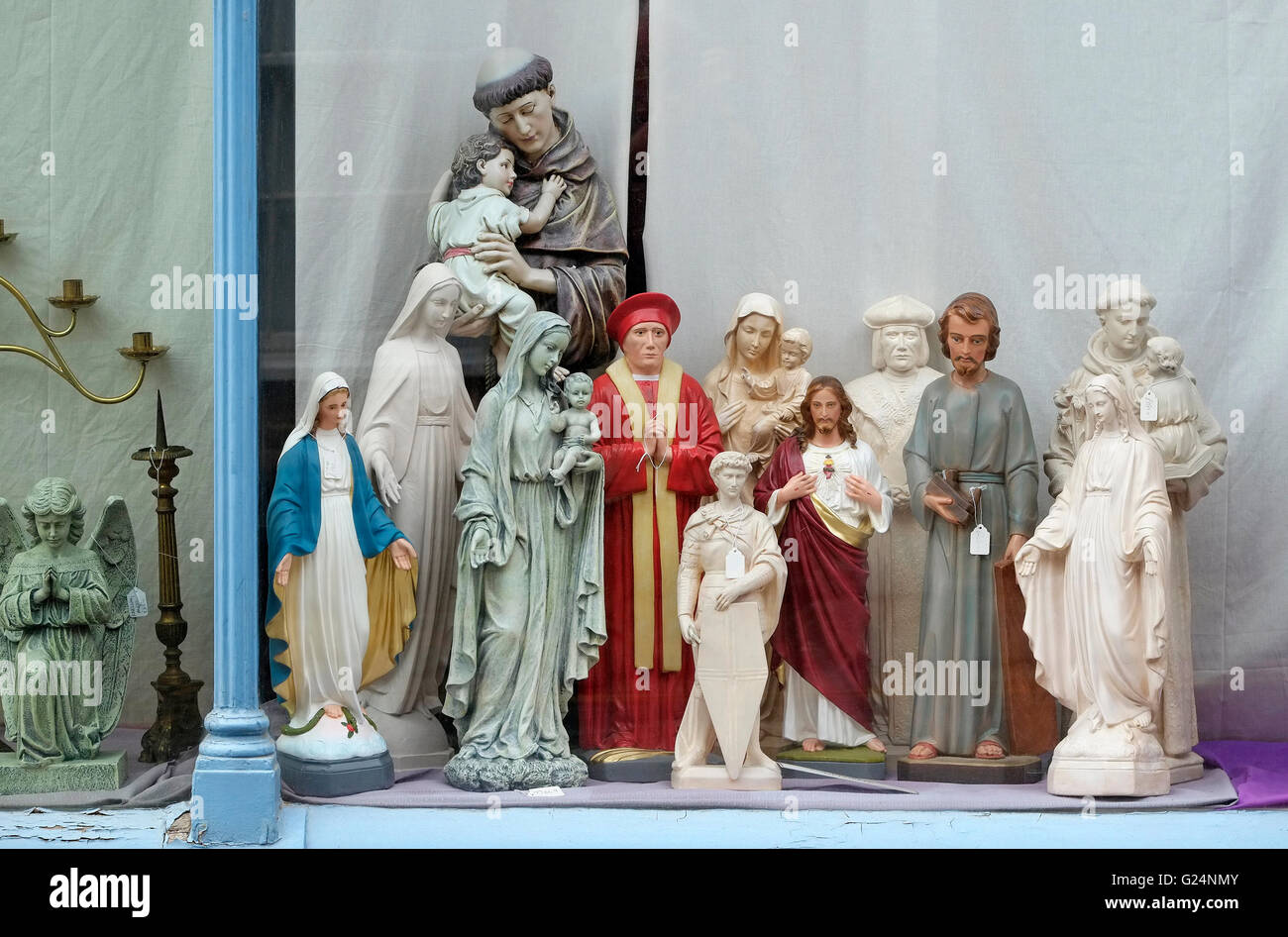 religiöse Figuren in Pilger-Souvenir-Geschenk-Shop, kleine Walsingham, North Norfolk, england Stockfoto