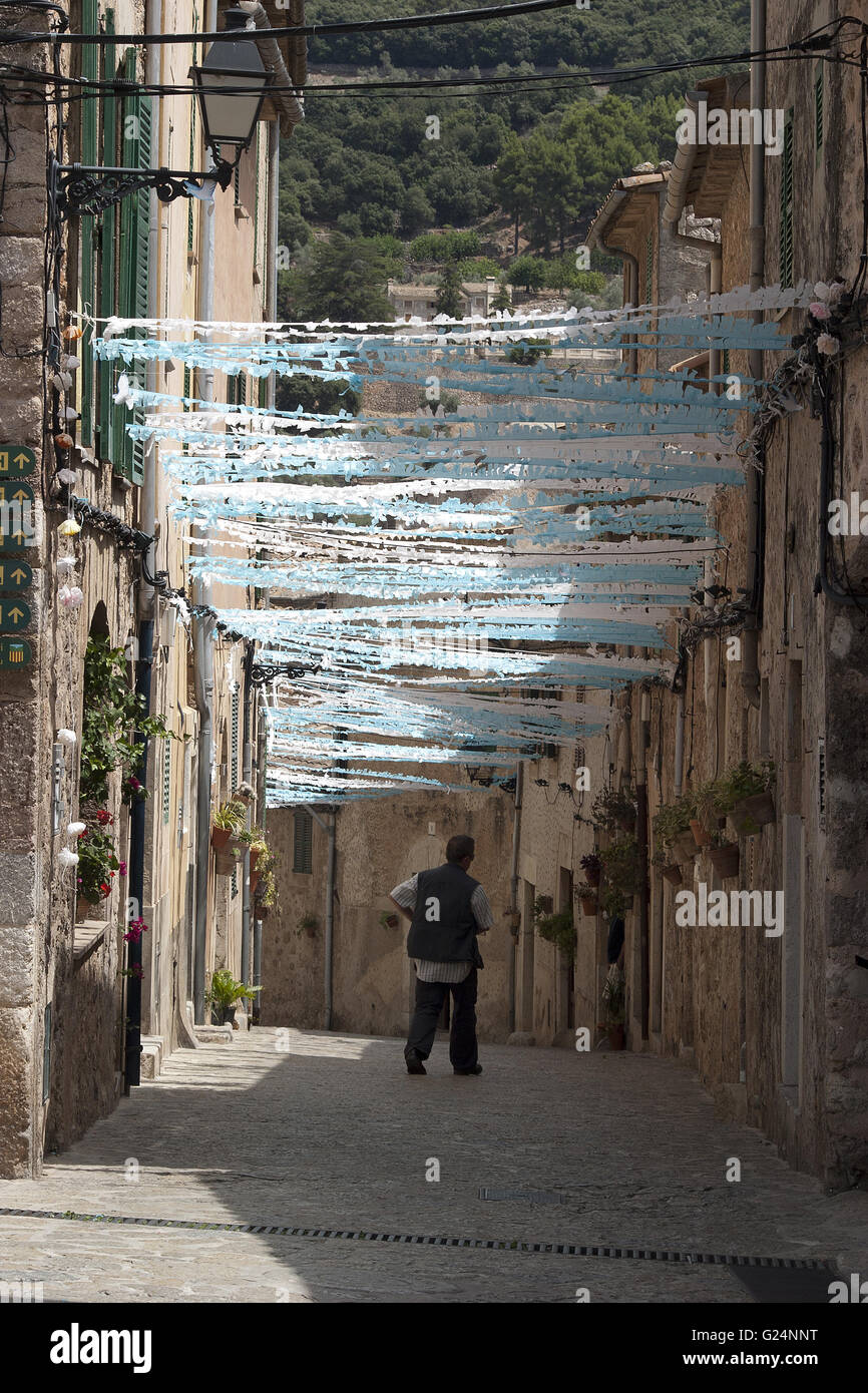 kleine Dorfstraße mit fest Dekorationen und Passanten, Palma De Mallorca, Spanien, Sommer, Meer, Urlaub, Tourismus Stockfoto