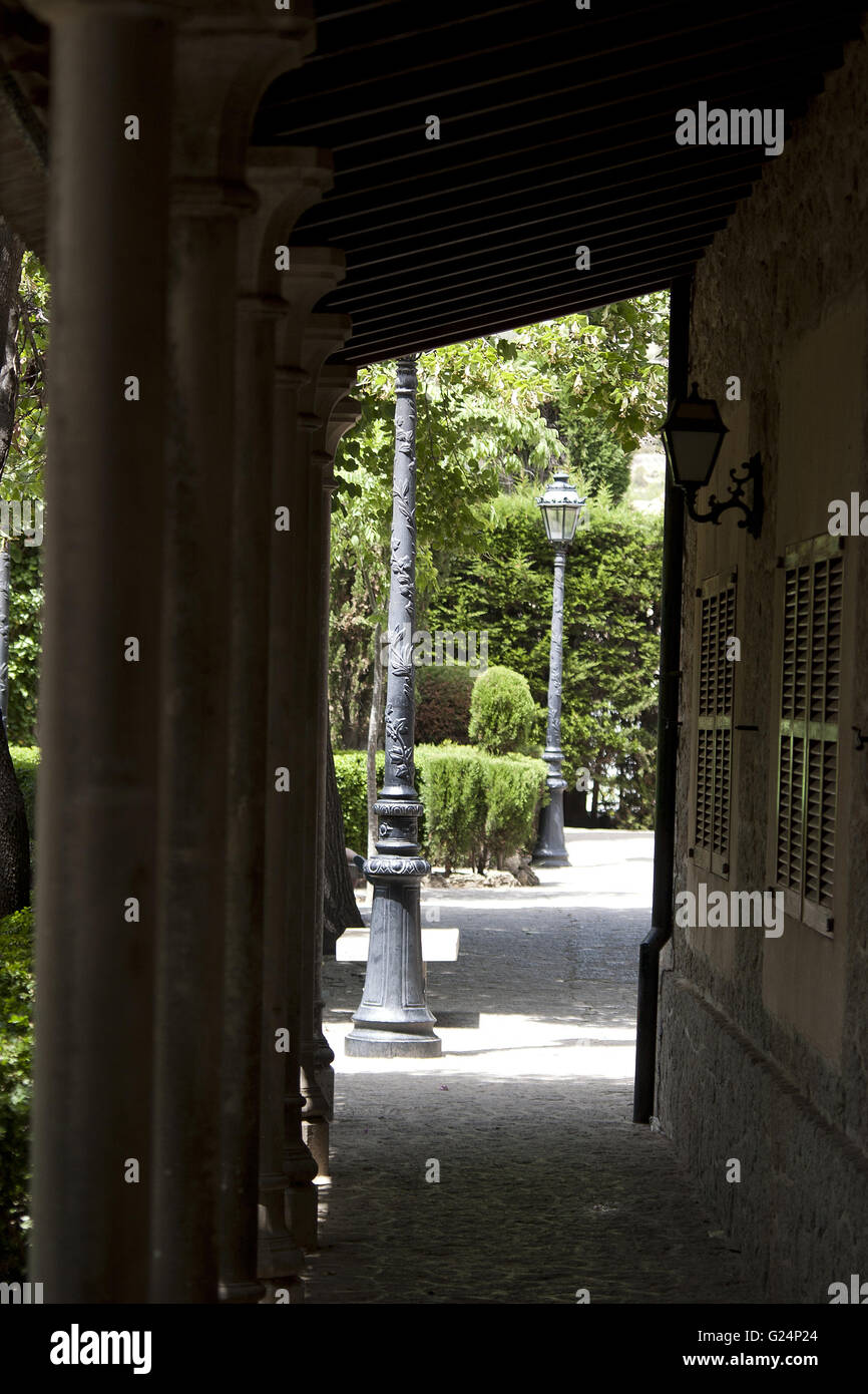 ein schönes Bild von einem Torbogen führt in einen wunderschönen Garten in Palma De Mallorca, Spanien, am Meer, Tourismus, Urlaub, Sommer Stockfoto