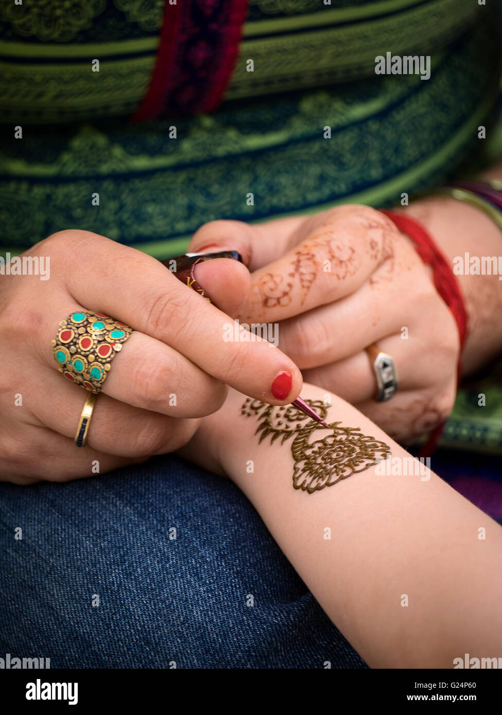 Frau tut indische Henna-Tattoo in Barcelona Stockfoto