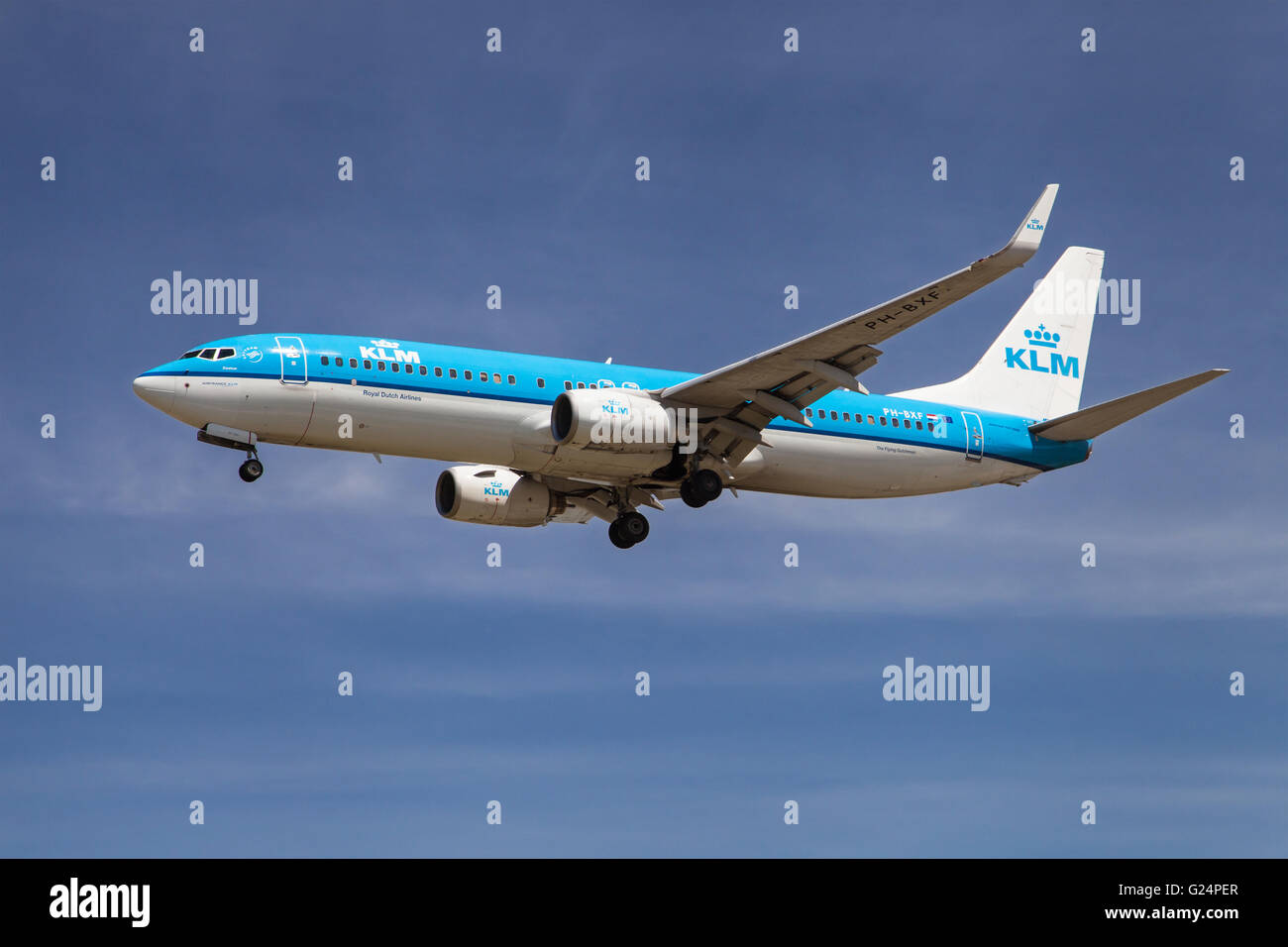 Eine KLM Boeing 737 nähert sich zum Flughafen El Prat in Barcelona, Spanien. Stockfoto