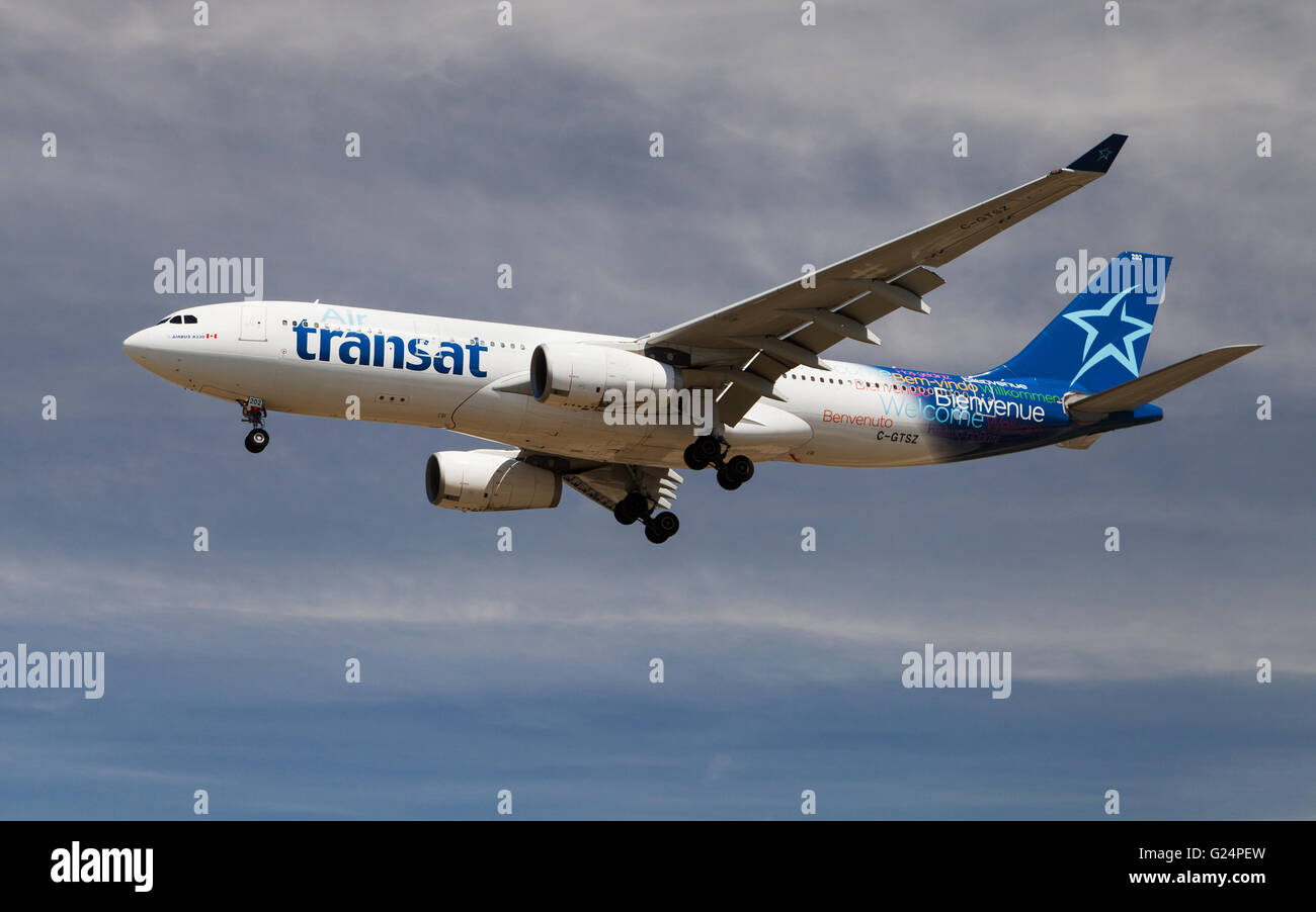 Ein Air Transat Airbus A330 nähert sich zum Flughafen El Prat in Barcelona, Spanien. Stockfoto
