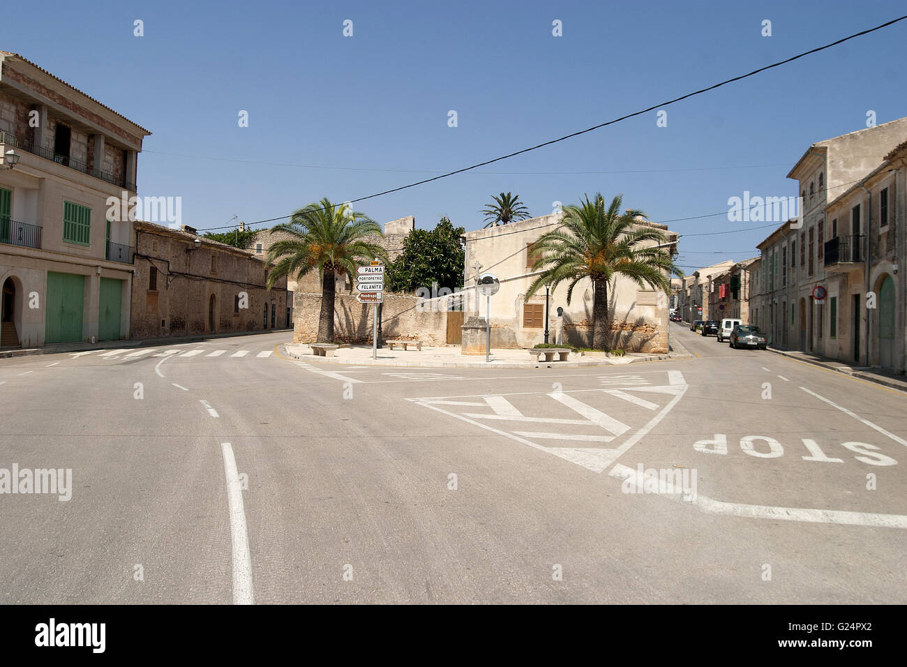 eine schöne Weitwinkeleinstellung einer leeren Straße Kreuzung, von einem ruhigen Dorf von Palma De Mallorca mit Gebäuden Stockfoto