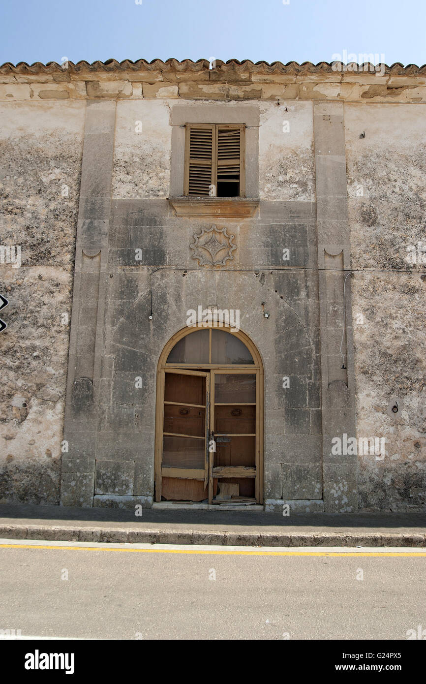 einen schönen frontalen Blick auf eine alte verfallene Tür / Eingang / Haus von einem ruhigen Dorf von Palma De Mallorca, Palma di Maiorca Stockfoto