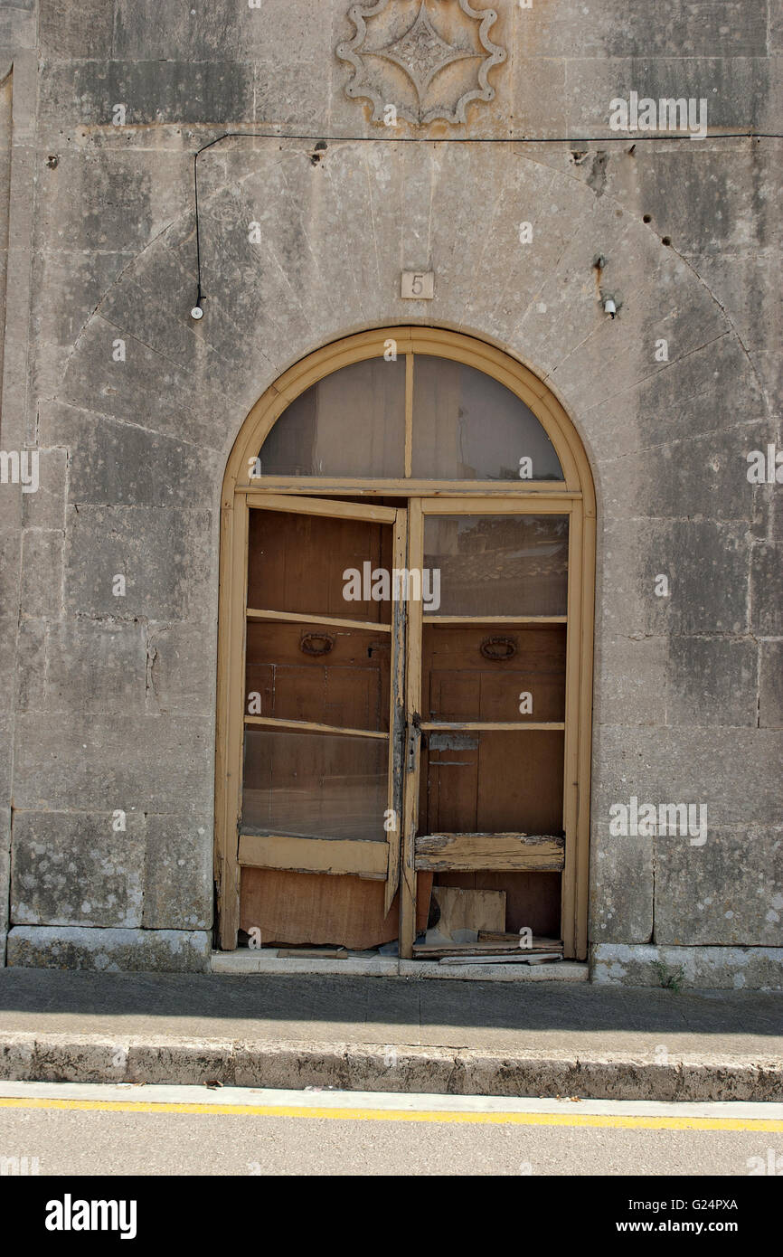 einen schönen frontalen Blick auf eine alte verfallene Tür / Eingang von einem ruhigen Dorf von Palma De Mallorca, Palma di Maiorca Stockfoto