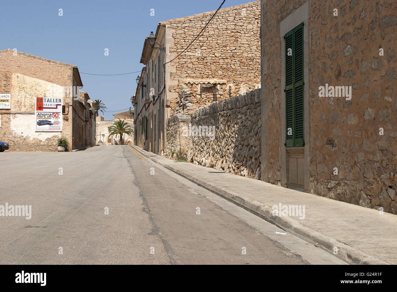 eine schöne Weitwinkeleinstellung von einer leeren Straße von einem ruhigen Dorf von Palma De Mallorca mit Gebäuden Stockfoto