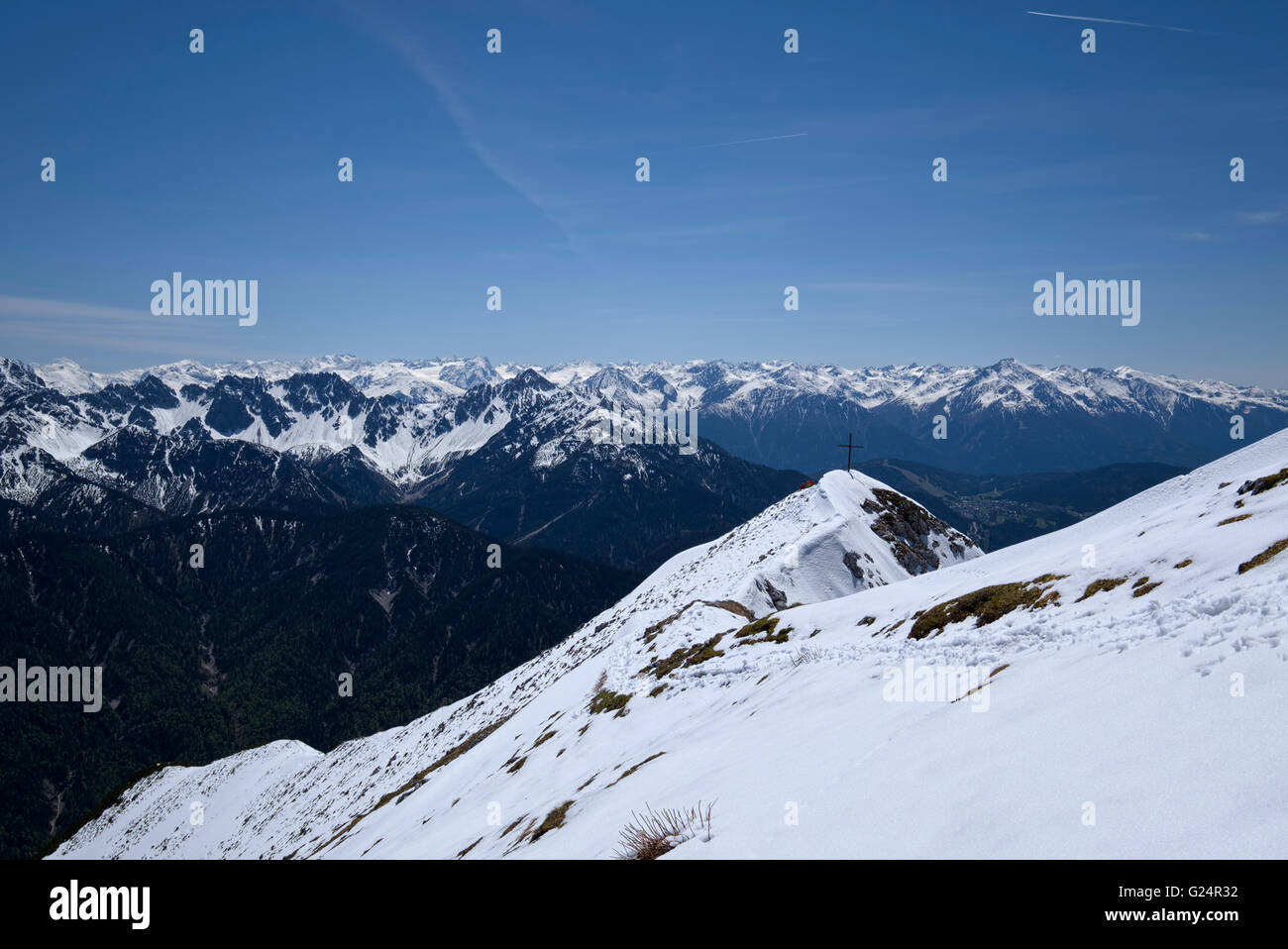 überqueren Sie zwei Wanderer auf dem Gipfel des Berges Brunnsteinspitze und Panorama Blick, Karwendel, Grenze zwischen Deutschland und Österreich Stockfoto