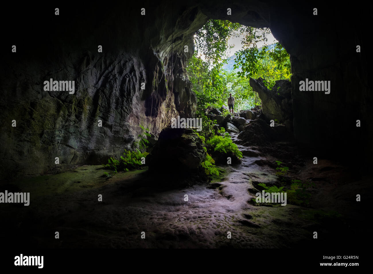 Ein Mann stand und sah in Tham Kang Höhle in der Nähe von Nong Khiaw in Laos Stockfoto Ein Mann stand und sah in Tham Kang Höhle in der Nähe von Nong Khiaw in Laos Stockfoto