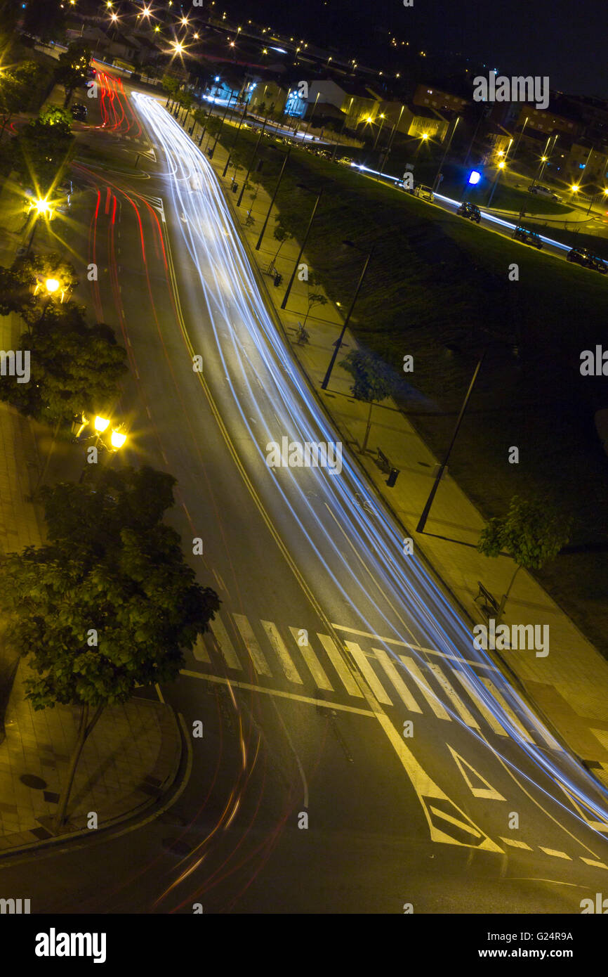 Nacht-Blick auf die Straßen der Stadt Oviedo, Spanien Stockfoto