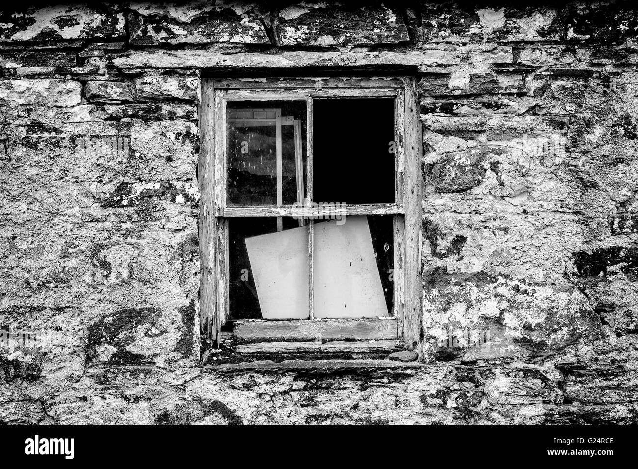Alte Fenster in einer Steinmauer Stockfoto