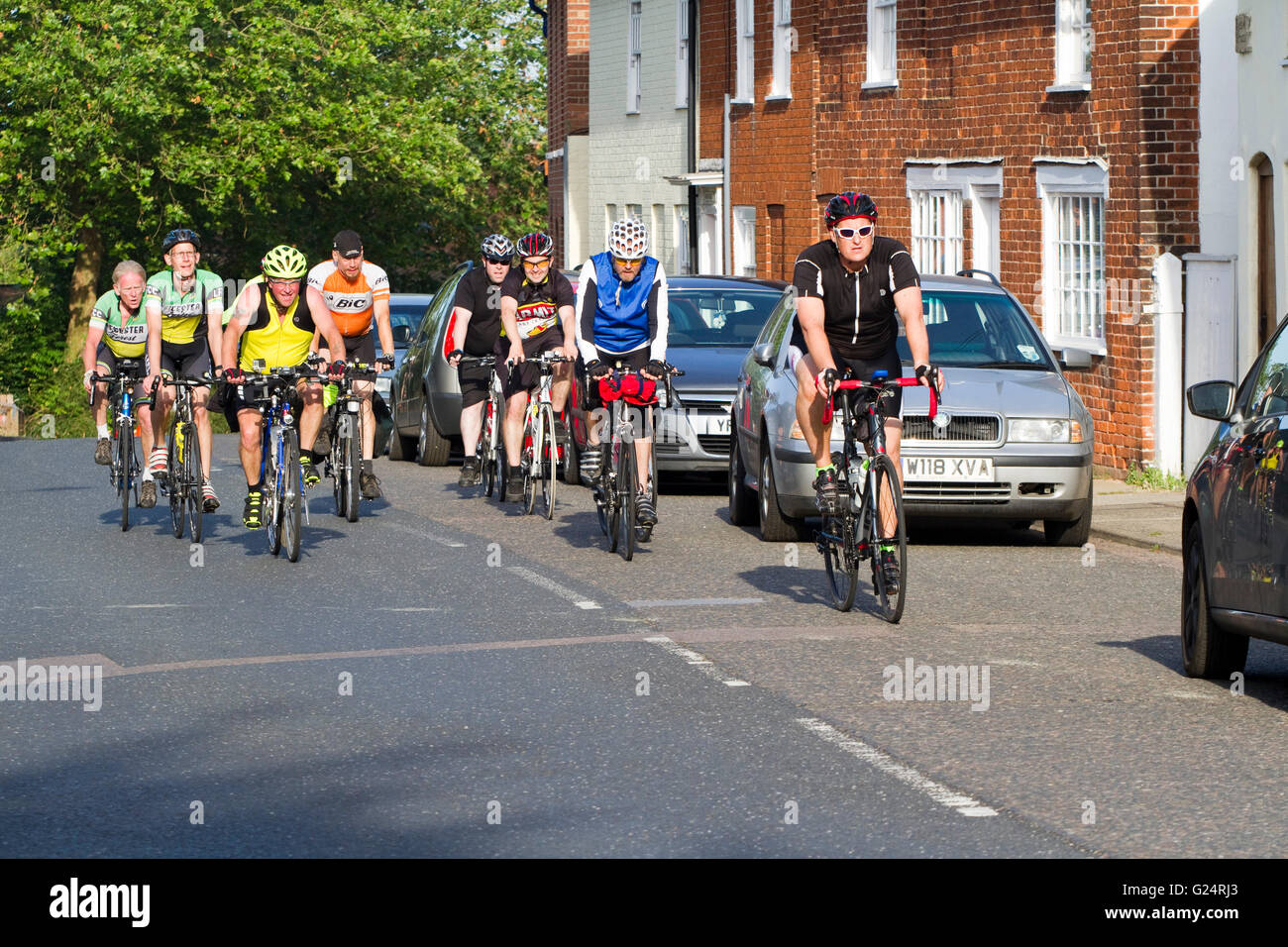 Gruppe der älteren und mittleren Alter Radfahrer auf die Dunwich Dynamo eine mehrtägige Radtour aus London an der Küste von Suffolk. Stockfoto
