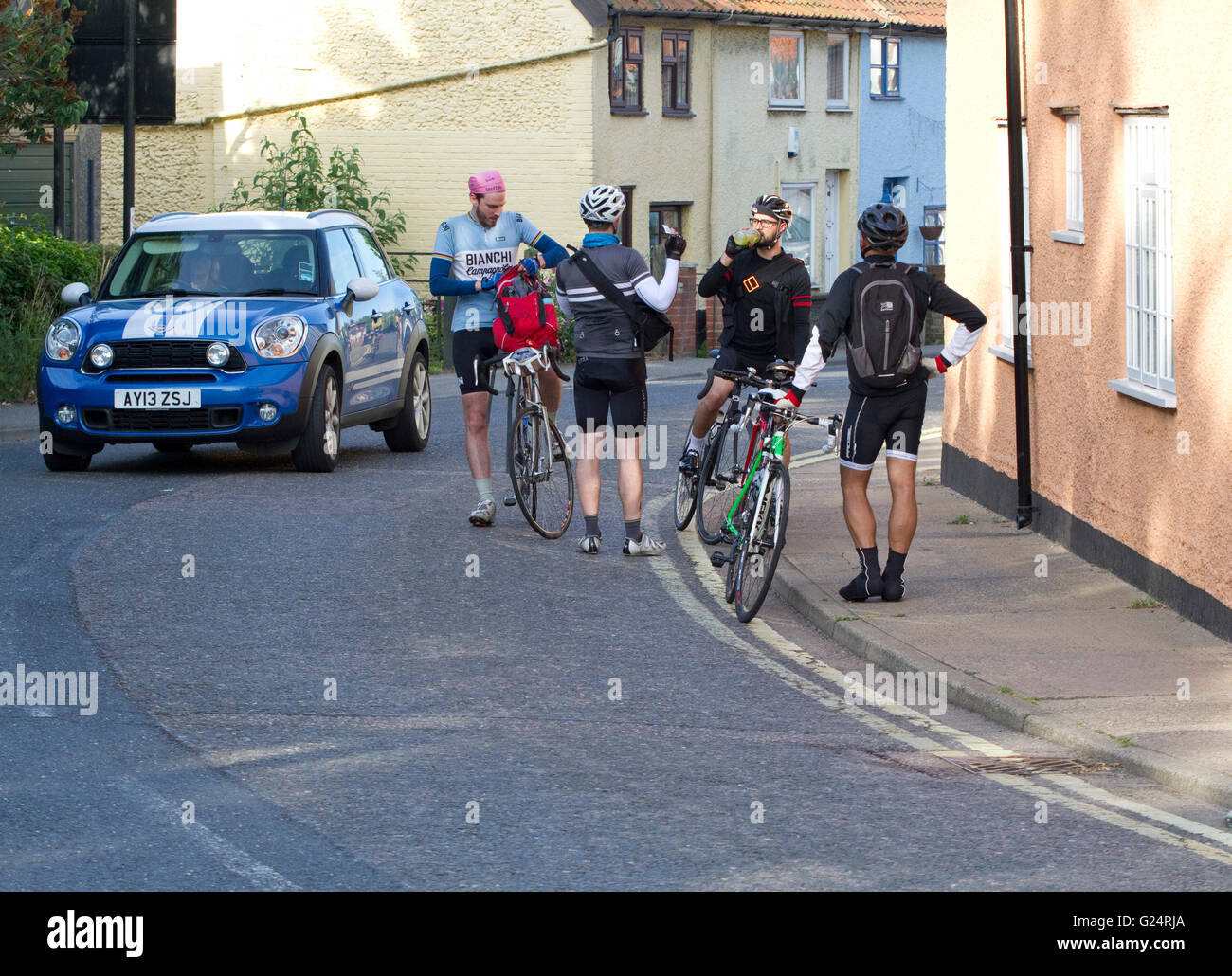Gruppe von zwanzig etwas Radfahrer anhalten auf der Dunwich Dynamo eine mehrtägige Radtour aus London an der Küste von Suffolk. Stockfoto