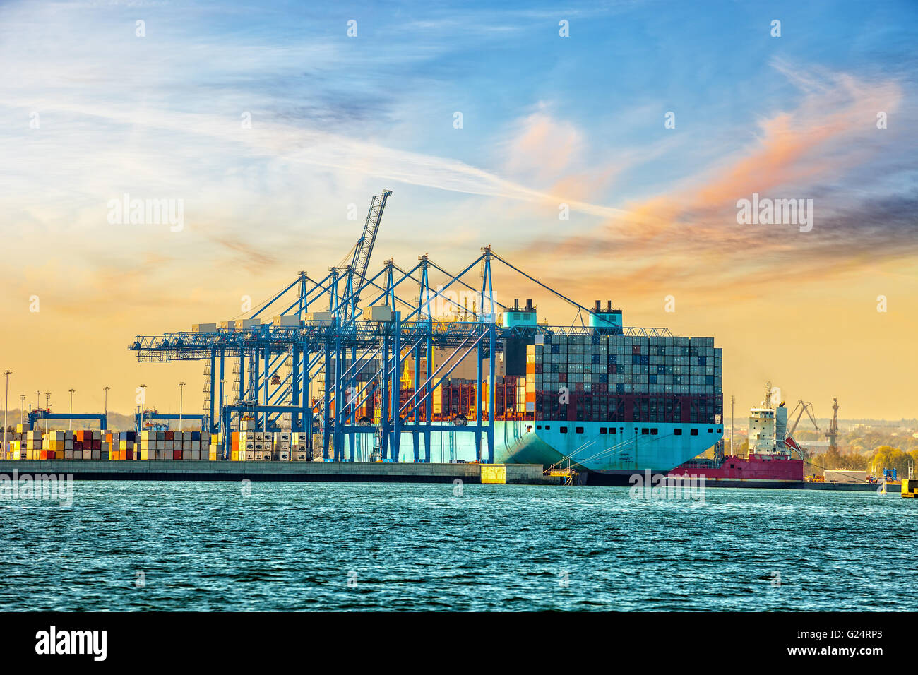 Containerschiff im Hafen von Danzig, Polen laden. Stockfoto