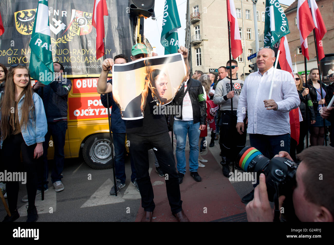 Wroclaw, Polen. 1. Mai 2016. Roman Zielinski brennt Bild von Rafal Dutkiewicz während ONR Protest in Breslau. Stockfoto