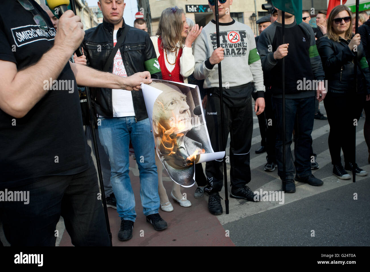 Wroclaw, Polen. 1. Mai 2016. Roman Zielinski brennt Bild von Zygmunt Bauman während ONR Protest in Breslau. Stockfoto