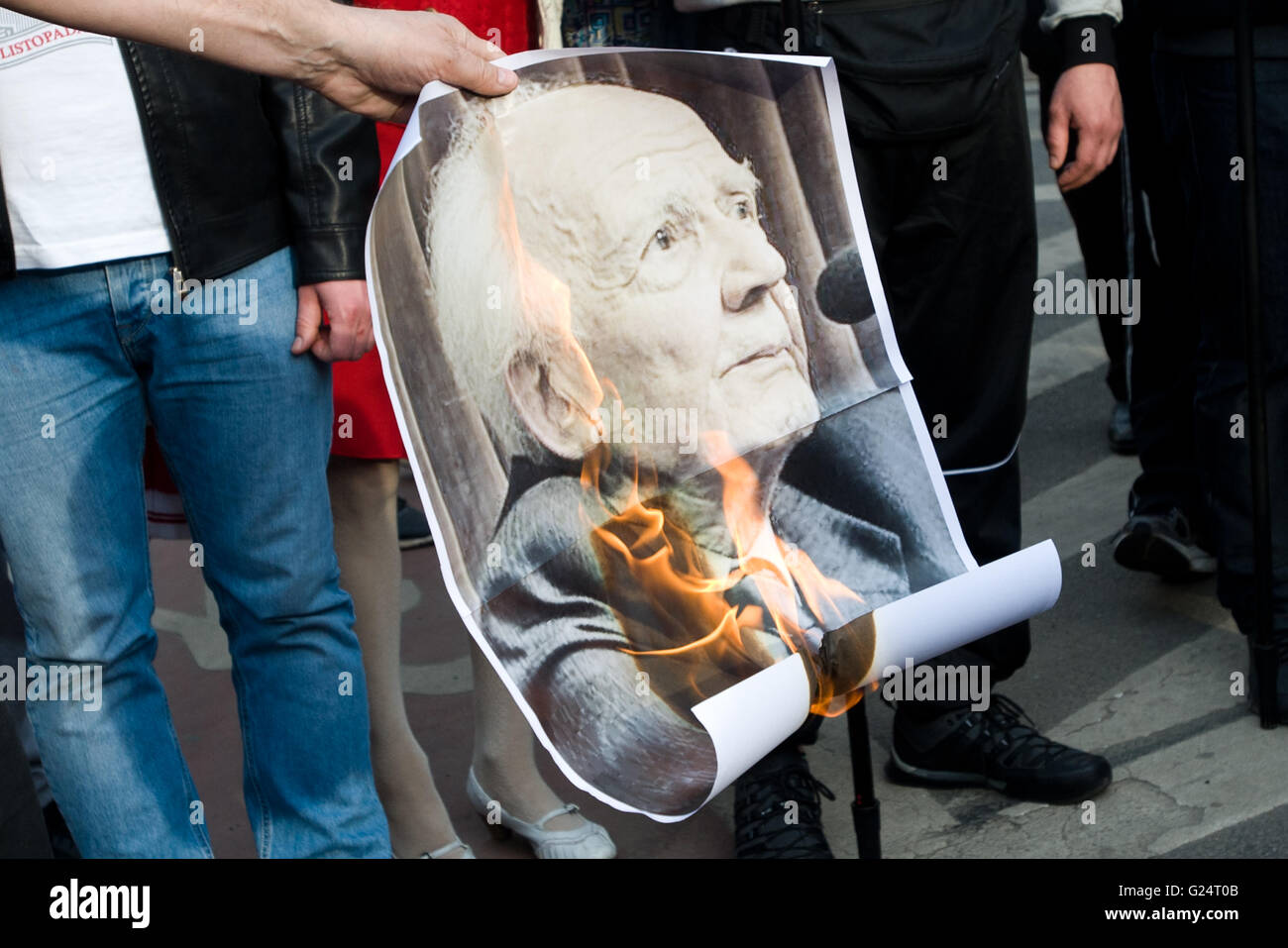 Wroclaw, Polen. 1. Mai 2016. Roman Zielinski brennt Bild von Zygmunt Bauman während ONR Protest in Breslau. Stockfoto