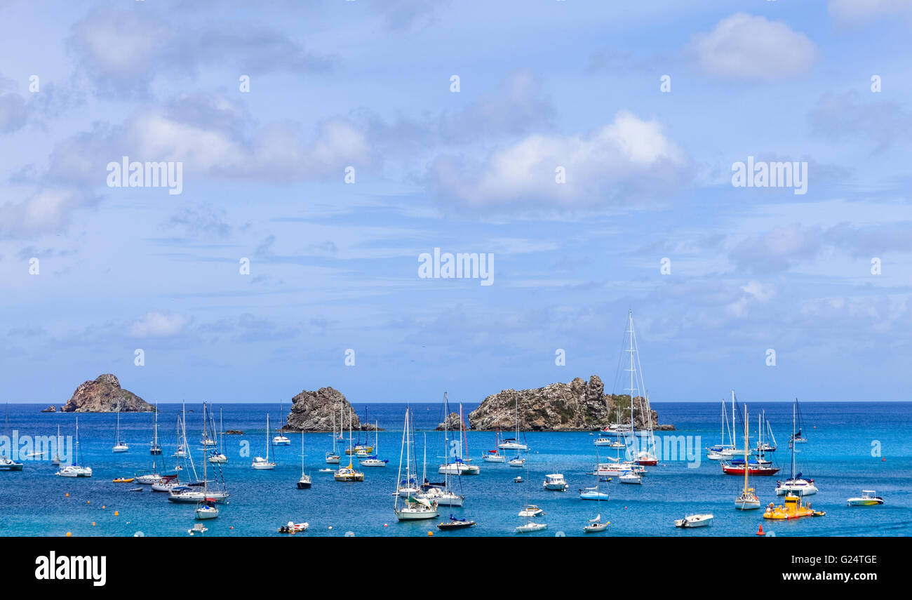 Boote über Hafen von Gustavia auf St. Barts Stockfoto