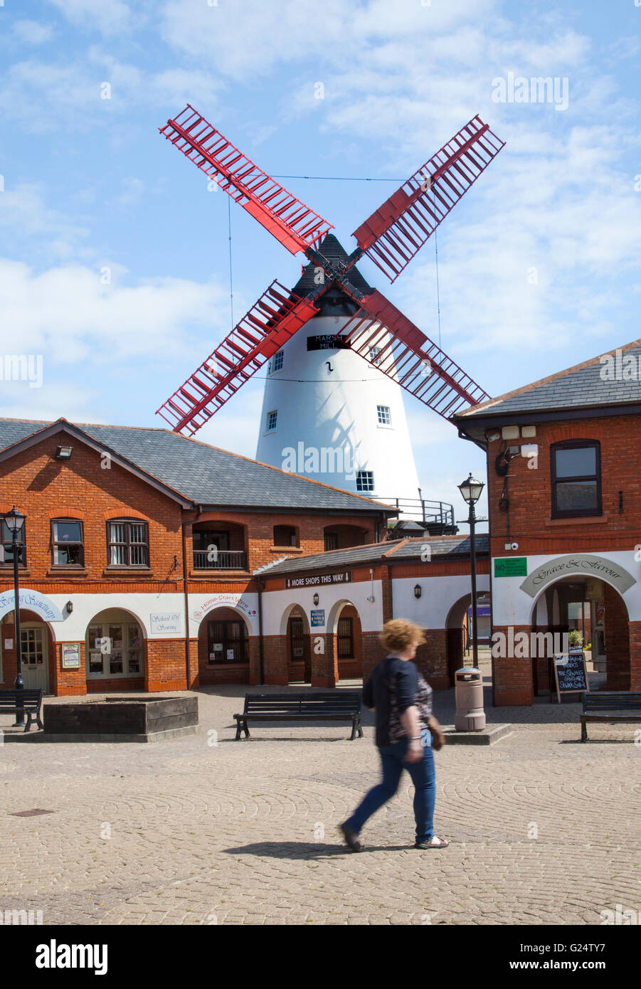 Marsh Mill, 18th-Jahrhundert Turm Windmühle, Struktur, Stil, Fliesen, Tourismus, rustikal, Segel, Geschäfte, touristisches Dorf; Marsh Mill ist eine funktionierende Windmühle, ‘eine „Mühle“, die Getreide zu Mehl mahlt und ein prominentes lokales Wahrzeichen in Thornton, Fleetwood Road North, Thornton-Cleveleys, Lancashire, Stockfoto