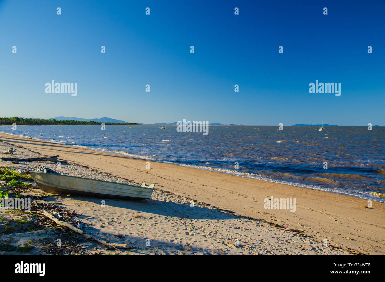 Boot am Strand Cardwell. Stockfoto