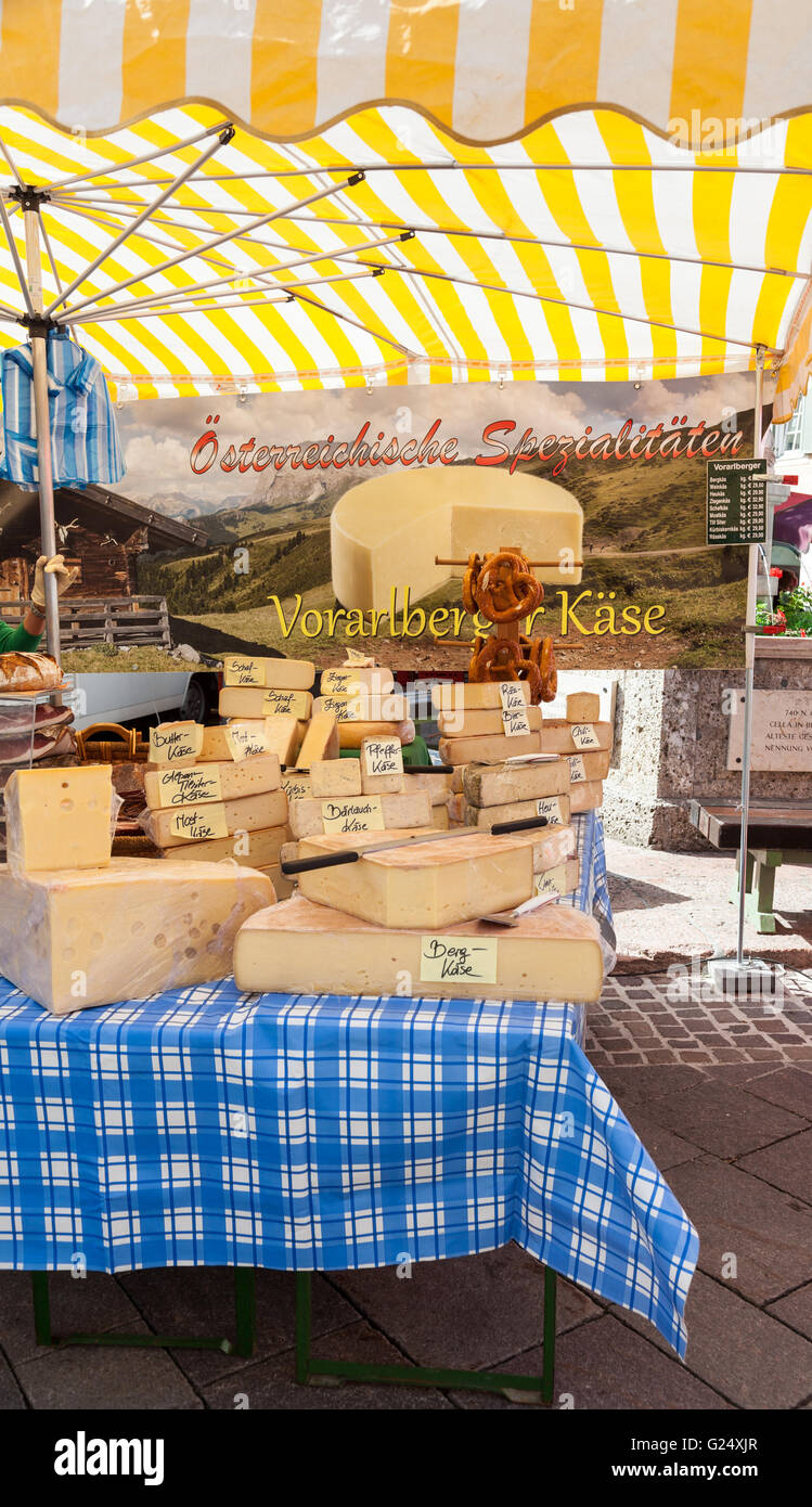 Käsespezialitäten für den Verkauf auf einem Marktstand in Zell am See bin sehen Österreich Europa Stockfoto