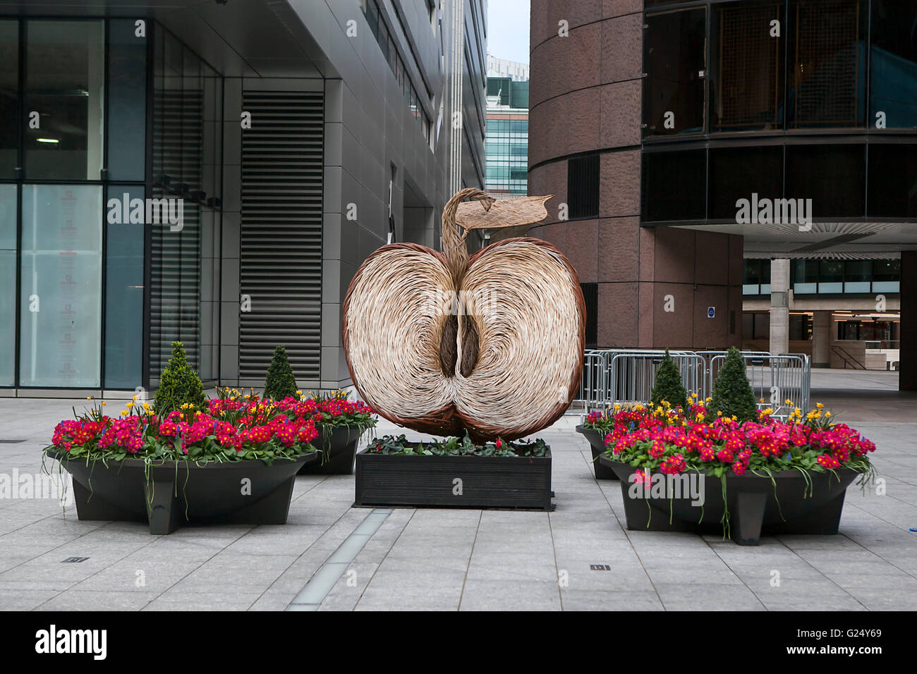 LONDON, Vereinigtes Königreich - Januar 10: Apple gewebt Weide Skulptur von Tom Hare in Finsbury Avenue Square in London UK am 10. Januar Stockfoto