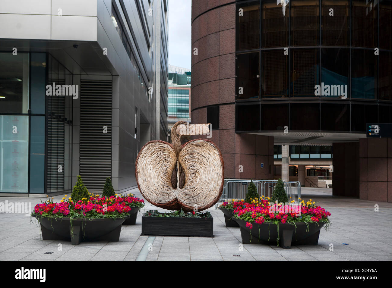 LONDON, Vereinigtes Königreich - Januar 10: Apple gewebt Weide Skulptur von Tom Hare in Finsbury Avenue Square in London UK am 10. Januar Stockfoto