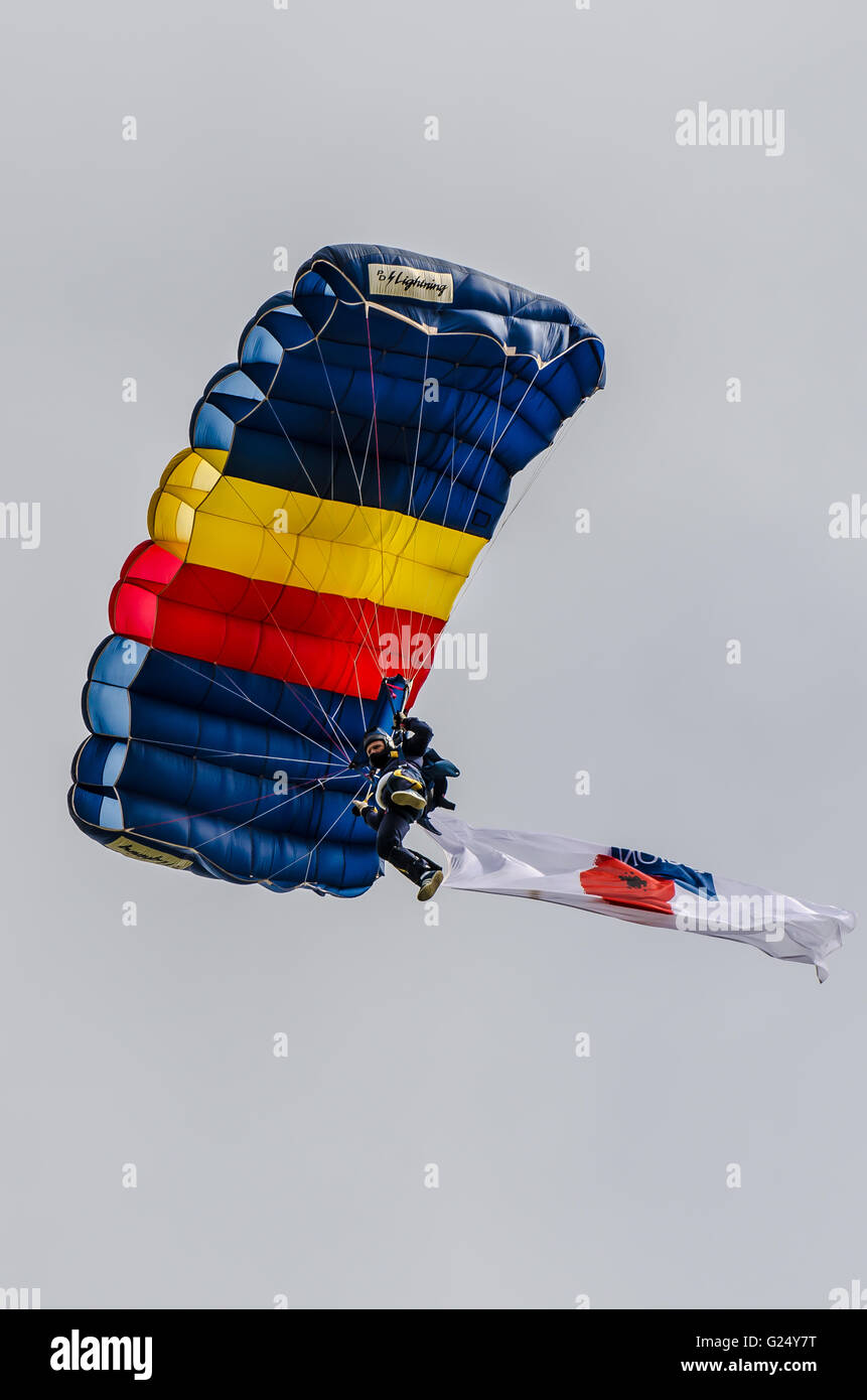 Mitglied der Royal British Legion Jump4Heroes Fallschirm landen auf der Abingdon Airshow 2016 herab Stockfoto