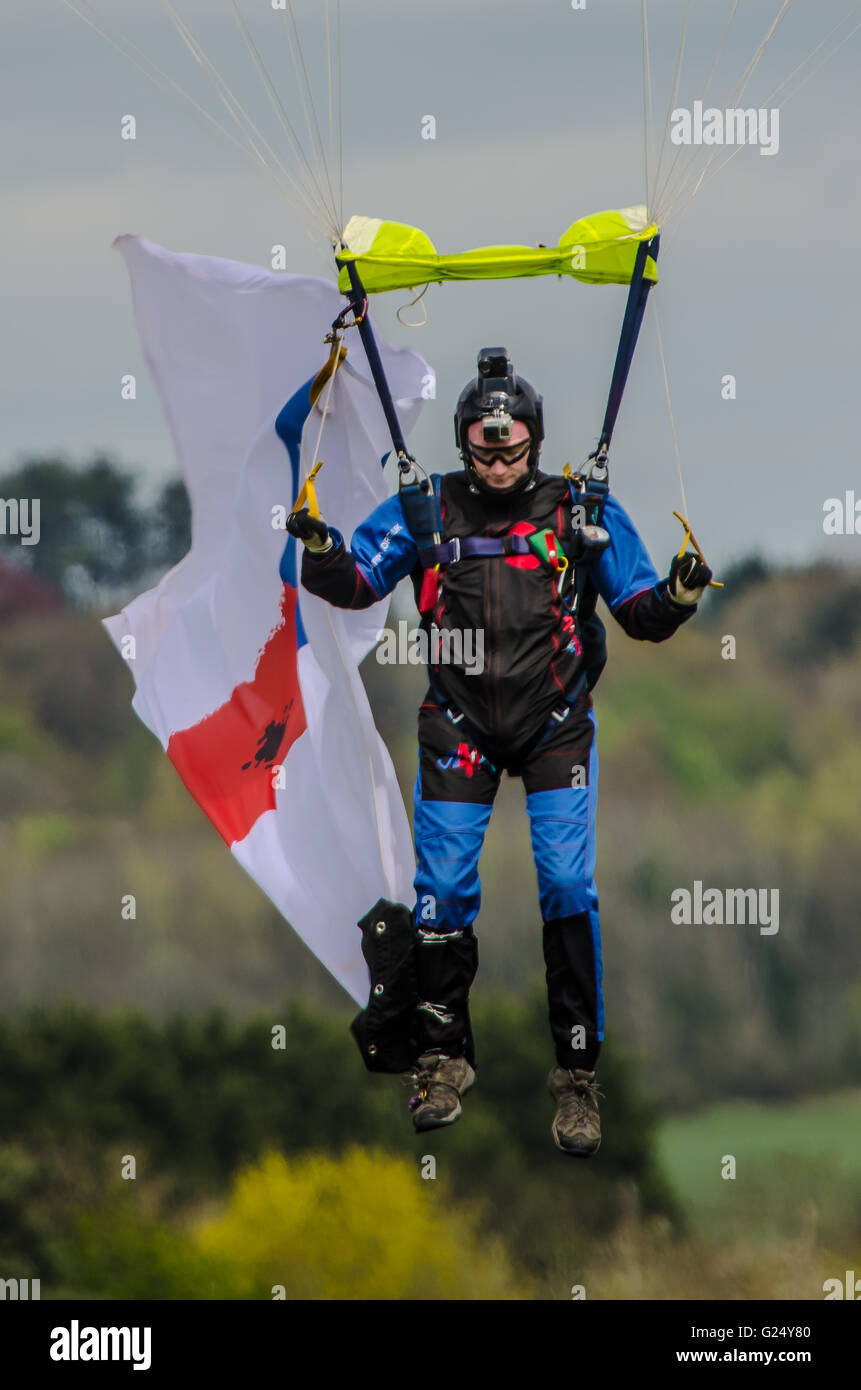 Mitglied der Royal British Legion Jump4Heroes Fallschirm landen auf der Abingdon Airshow 2016 herab Stockfoto