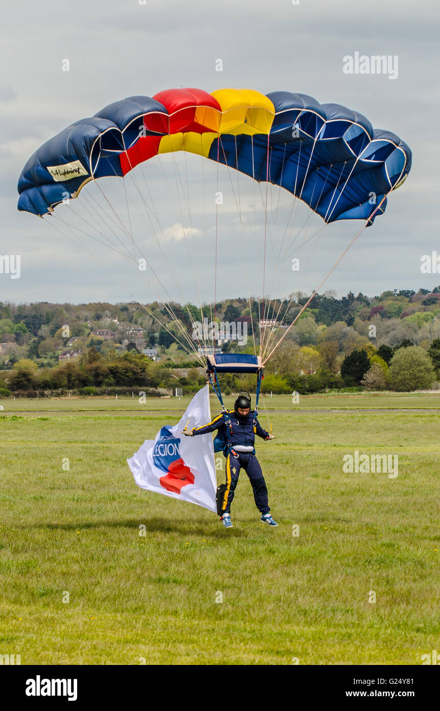 Mitglied der Royal British Legion Jump4Heroes Fallschirm landen auf der Abingdon Airshow 2016 herab Stockfoto