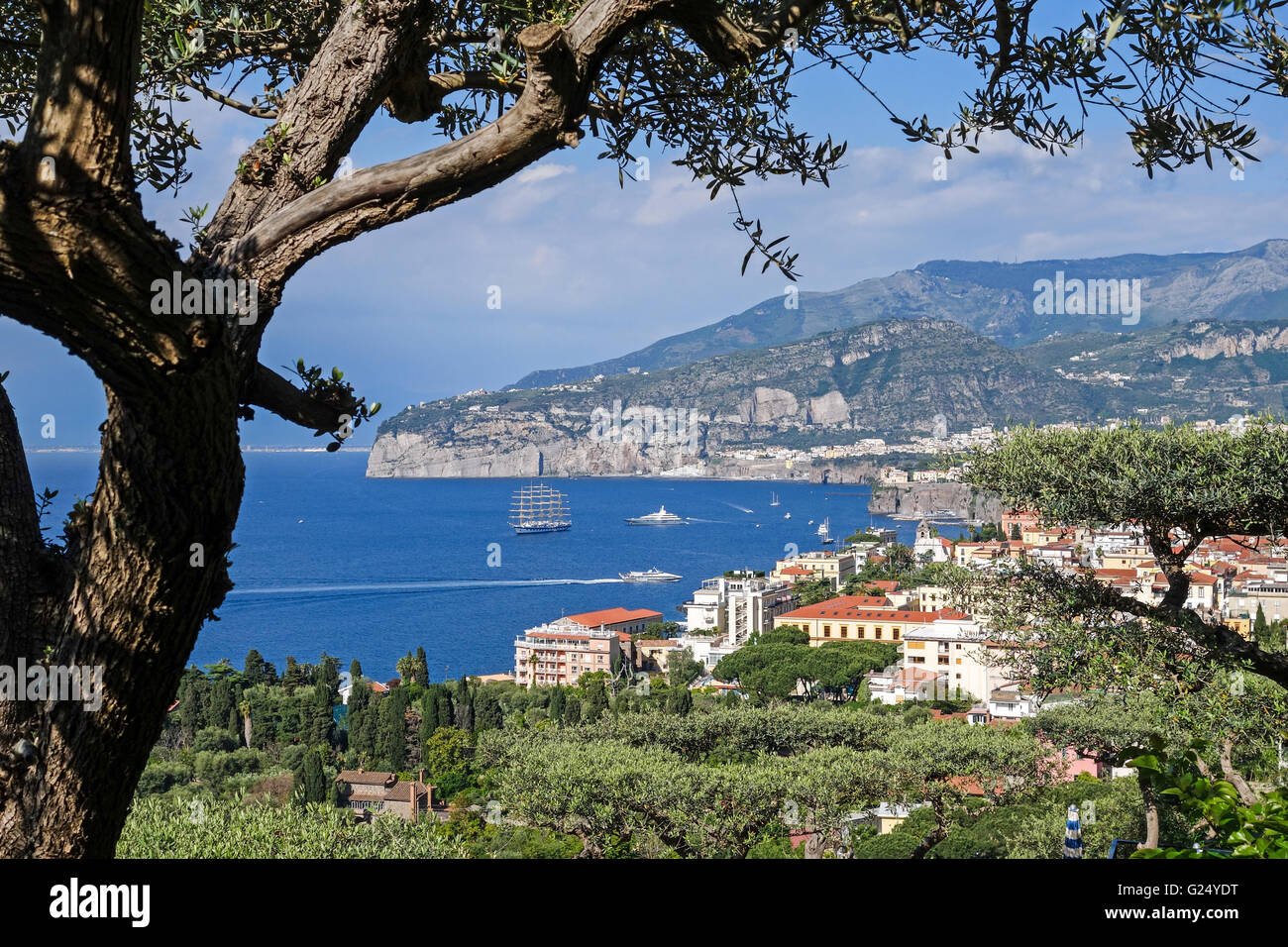 Ein Blick über die Stadt Sorrent in Richtung der Bucht von Neapel auf der Sorrentinischen Halbinsel Kampanien Italien Europa Stockfoto