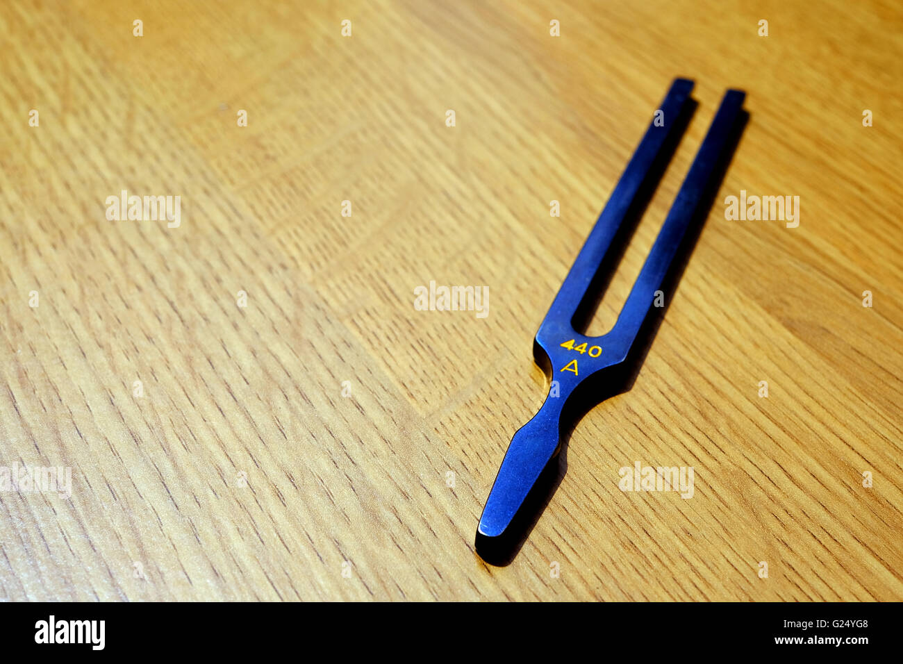 Eine Stimmgabel auf einem Holztisch Stockfoto