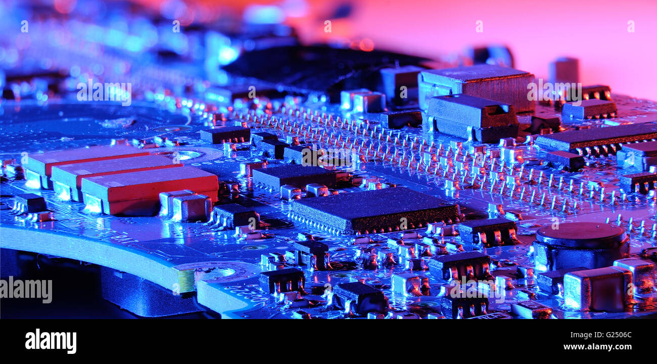 Closeup blau-Mikrocontroller-Board mit rotem und blauem Licht Stockfoto