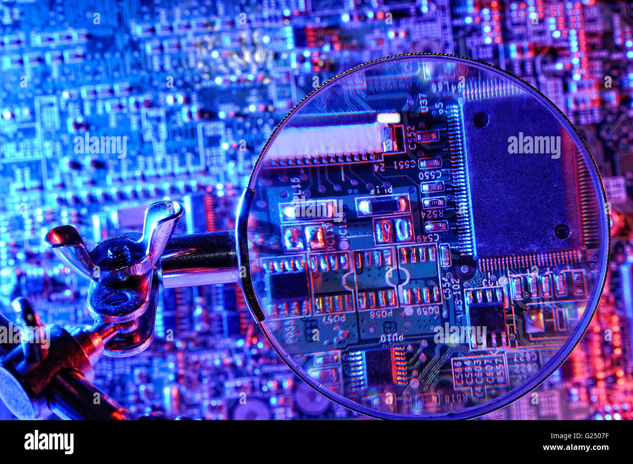 Vision blau-Mikrocontroller-Board mit Lupe Stockfoto