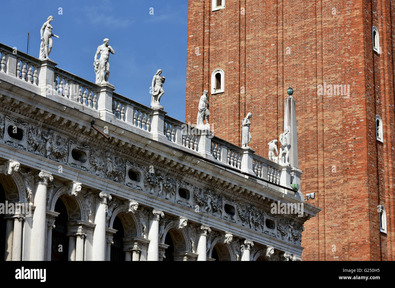 Schöne Balustrade mit Statuen von der alten St Mark Library, entworfen von berühmten Renaissance Architekten Sansovino im 16. cen Stockfoto