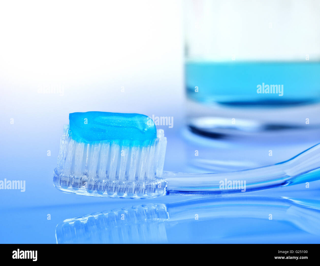 Zahnbürste und Mundwasser auf Glas Stockfoto