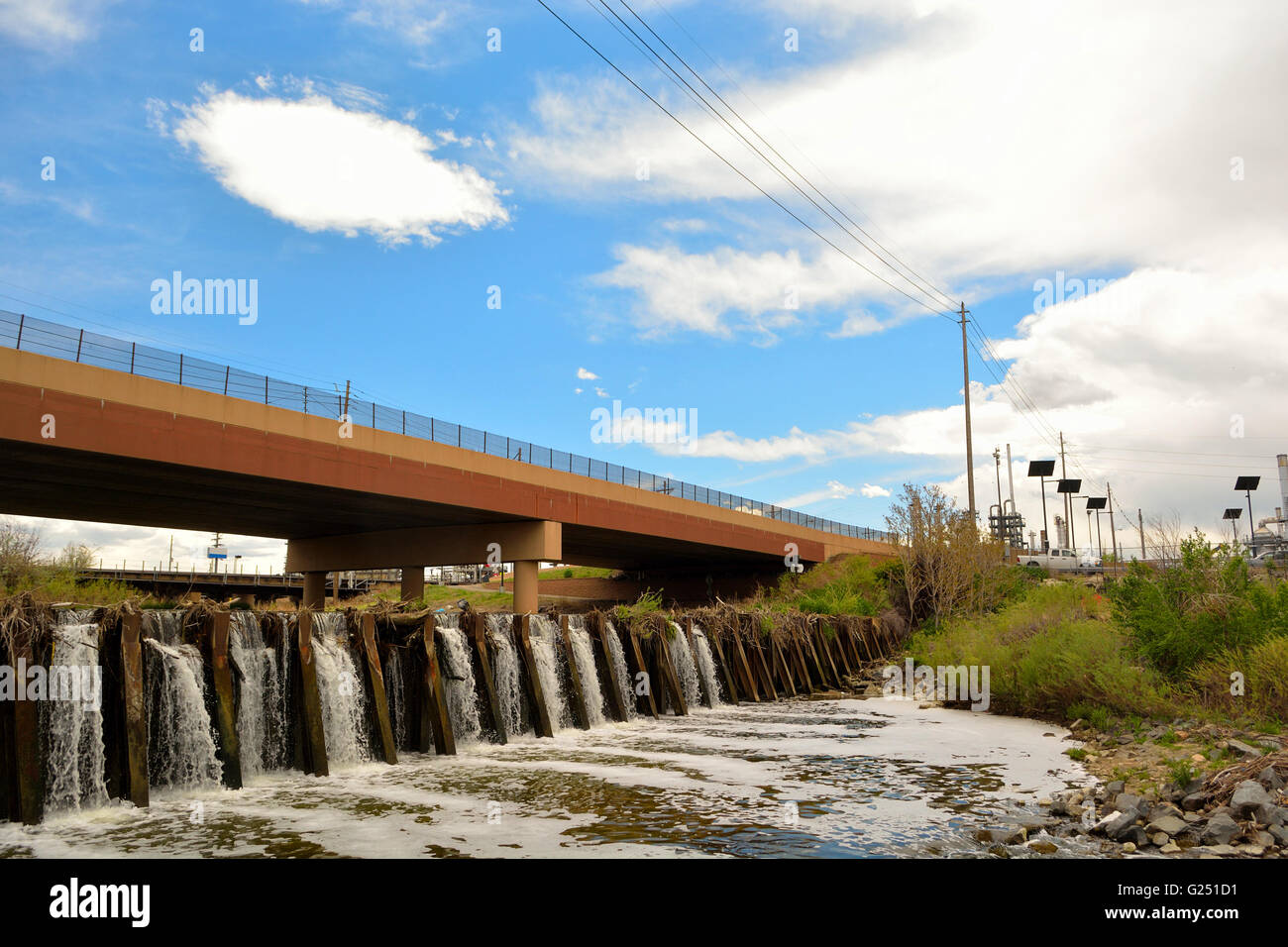 Verschmutzten städtischen Staudamm mit einer Überführung Stockfoto