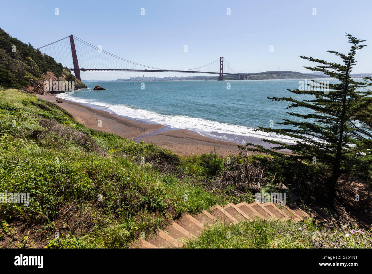 San Francisco Bay Wandern Wanderweg und Strand Bucht mit Blick über die Golden Gate Bridge, Golden Gate National Recreation Area. Stockfoto