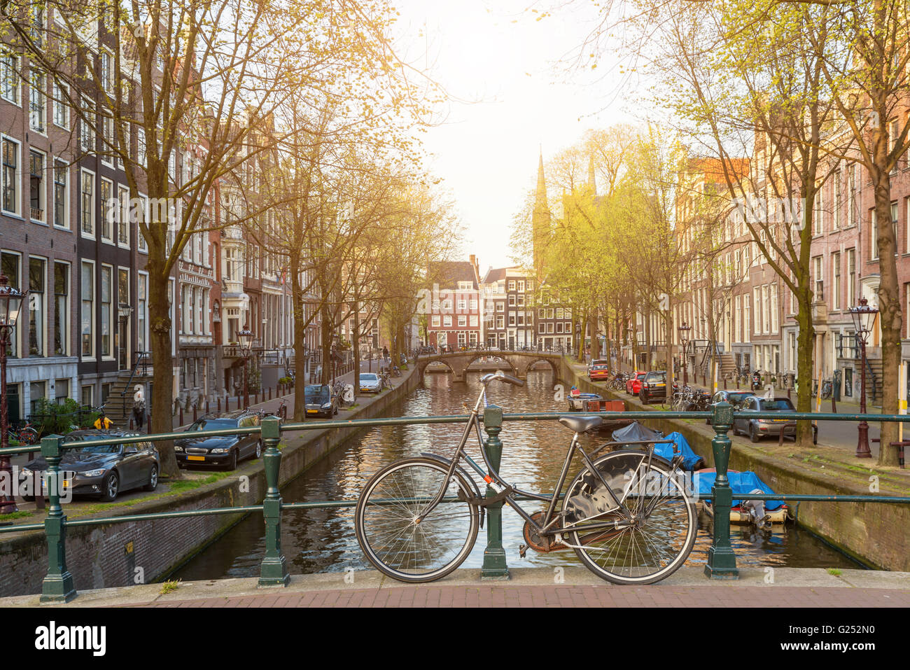 Fahrräder auf der Brücke in Amsterdam Niederlande Stockfoto
