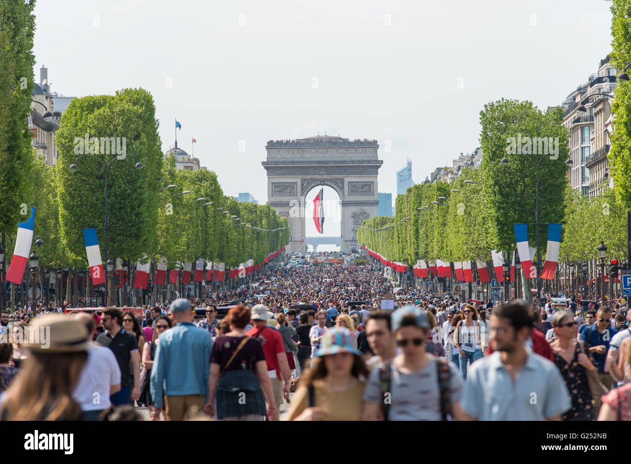 Krähte Leute auf Champs-Elysees Straße in Tag des Sieges in Paris, Frankreich. Stockfoto