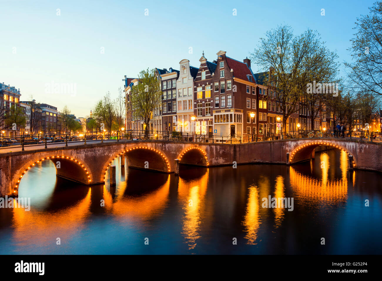 Herrlichen Blick auf Häuser von Amsterdam bei Nacht, Niederlande Stockfoto