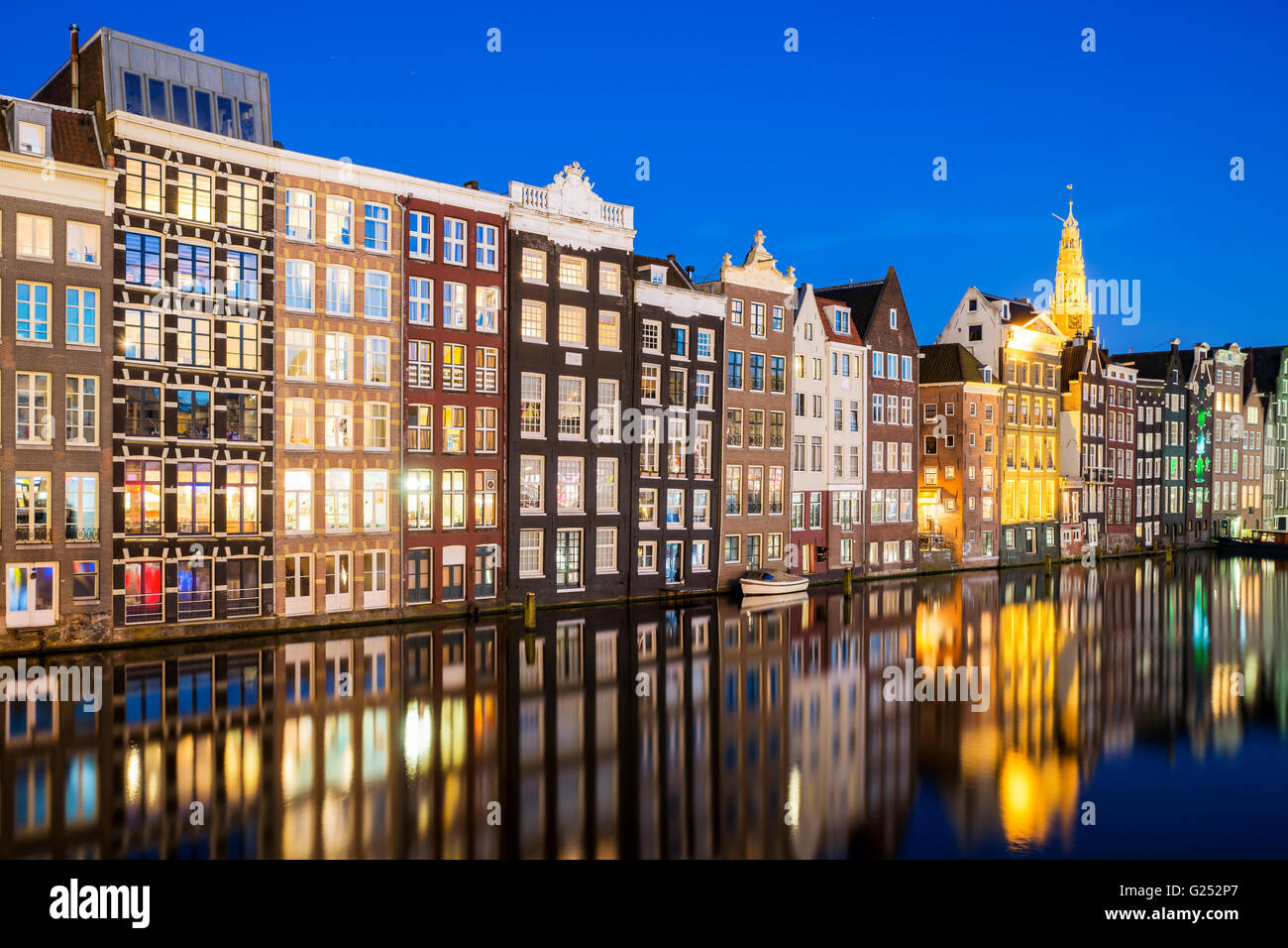 Herrlichen Blick auf Häuser von Amsterdam bei Nacht, Niederlande Stockfoto
