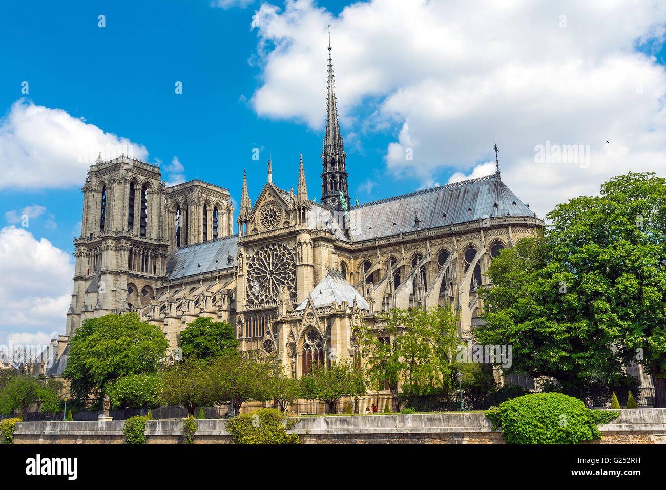 Die berühmte Kathedrale Notre Dame in Paris an einem Sommertag Stockfoto