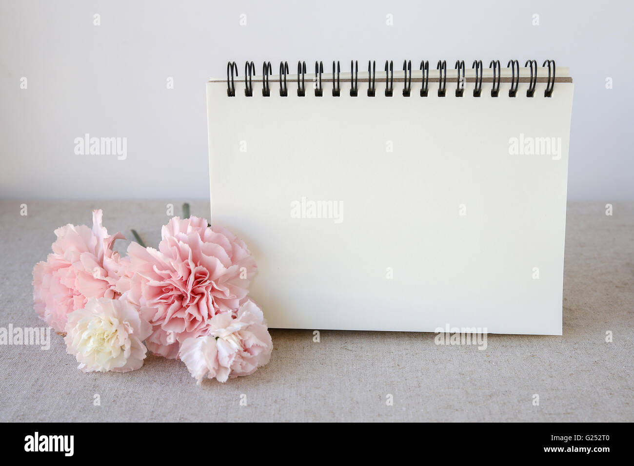 Notizblock mit rosa Blumen mock-up, selektiven Fokus Stockfoto