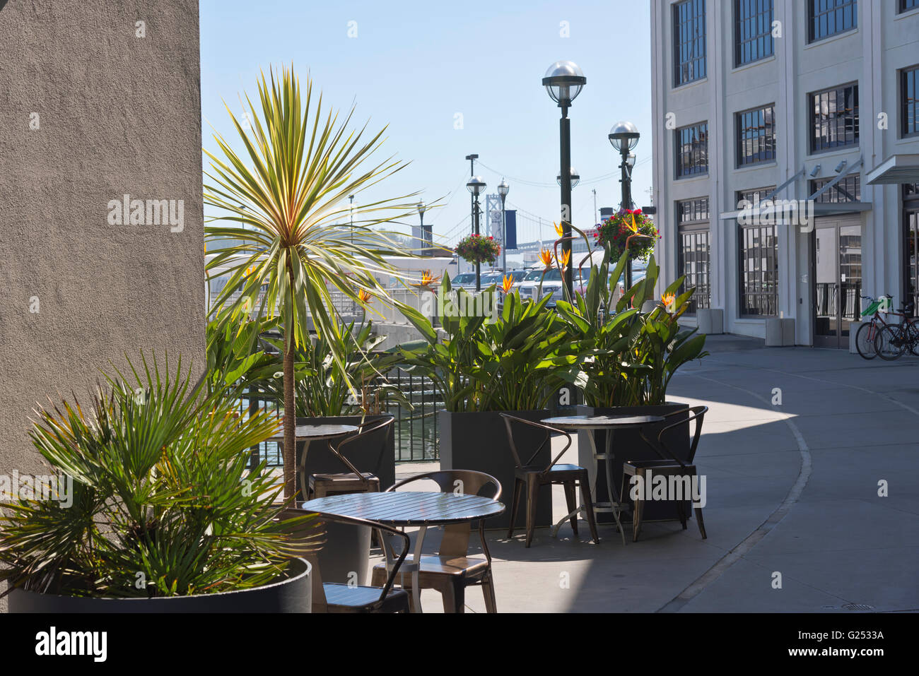 Outdoor-tropischen Pflanzen, mit Tisch und Stühlen in San Francisco Pier3 Stockfoto
