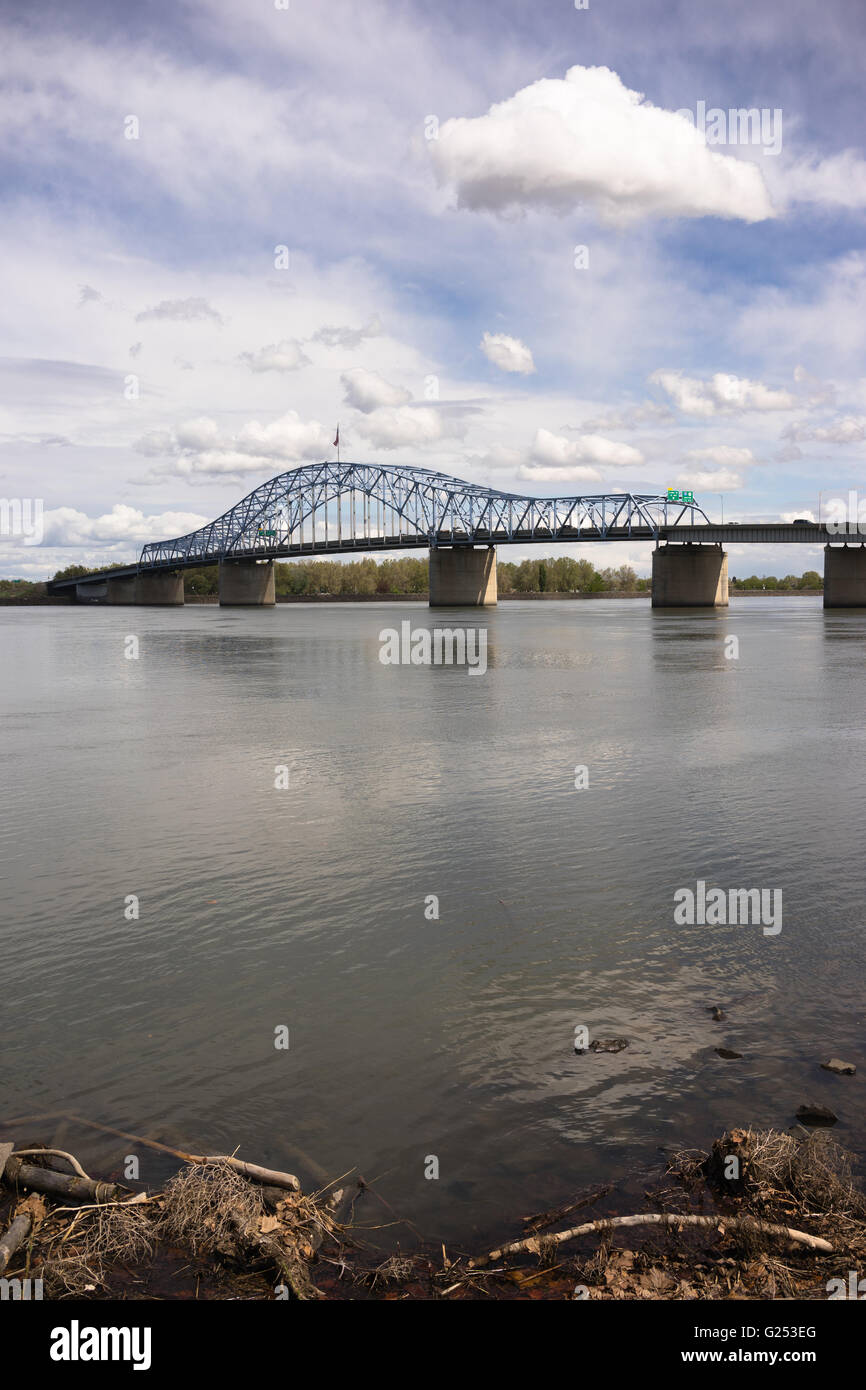 Weitwinkeleinstellung der Brücke, die über den Columbia River Highway 395 trägt Stockfoto