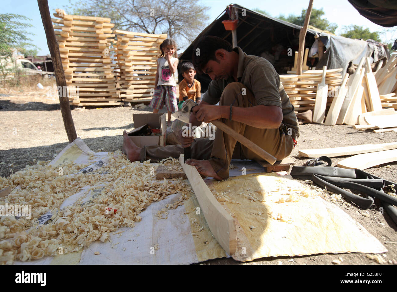 Tischler machen Holz Kricketschläger am Straßenrand sitzen. Kamathi Dorf, Nanded Bezirk, Maharashtra, Indien Stockfoto