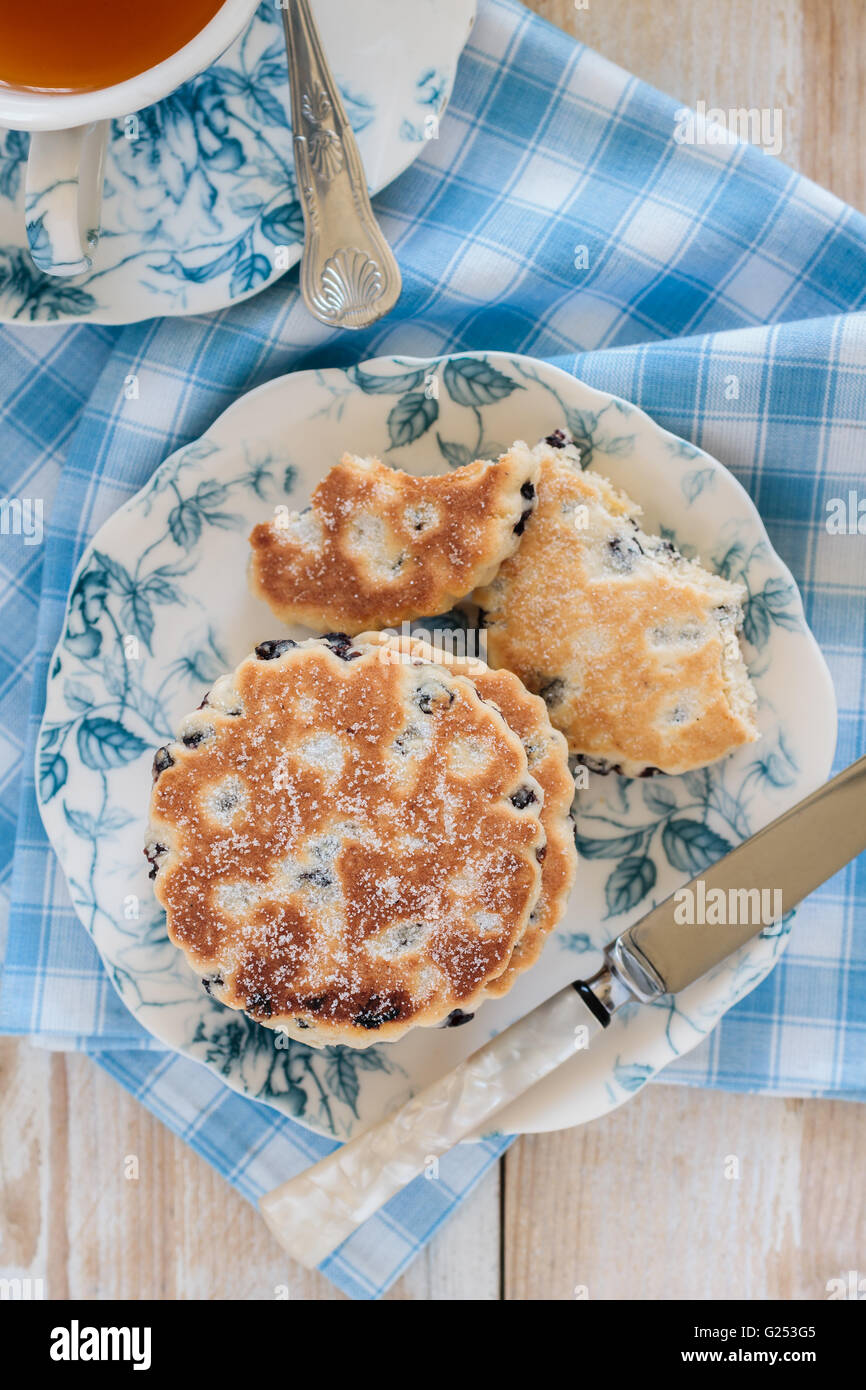 Walisischen Kuchen oder pc-ar y maen sind eine traditionelle Pfannkuchen mit getrockneten Früchten, Gewürzen und gebraten in der Pfanne bereitet Stockfoto