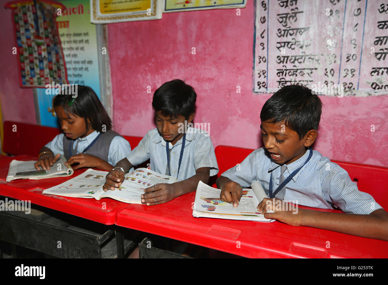 PARDHI Tribe - Kinder lernen in der Klasse. Ganeshpur Dorf im Yawatmal Bezirk in Maharashtra in Indien Stockfoto