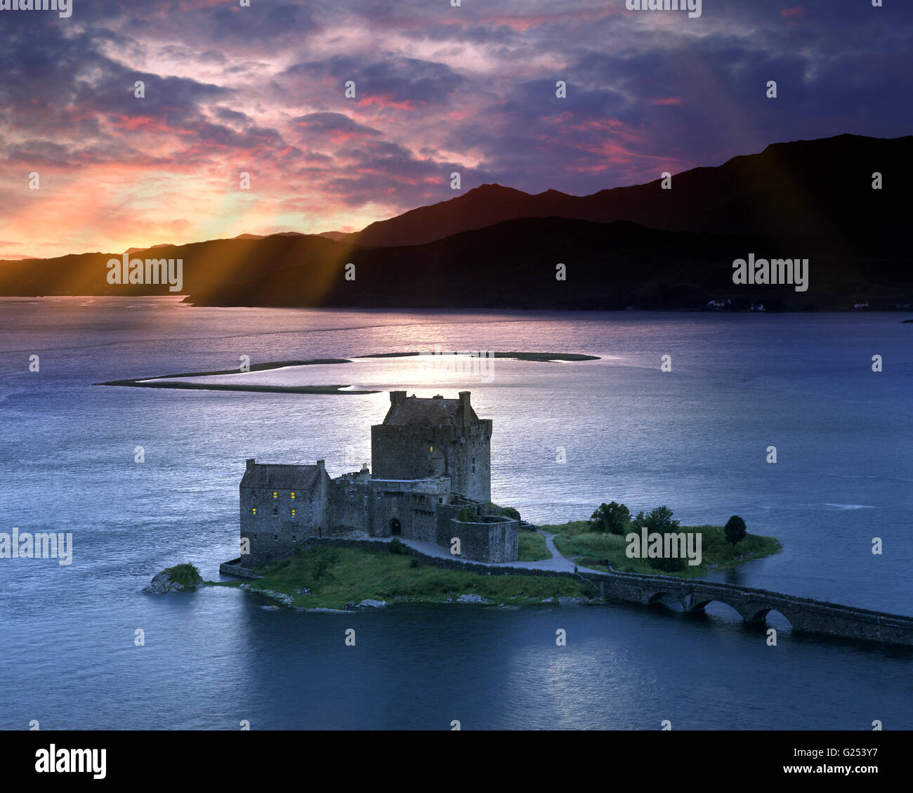 GB - Schottland: Eilean Donan Castle und Loch Duich bei Sonnenuntergang Stockfoto